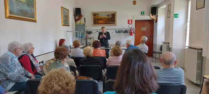 Gli ospiti del centro anziani incontrano i Carabinieri