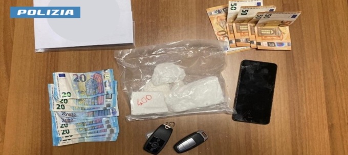 In contromano finiscono contro la Polizia: in auto nascondevano mezzo chilo di cocaina