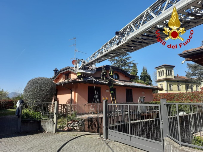 Incendio del tetto di una villetta: impegnati i Vigili del fuoco