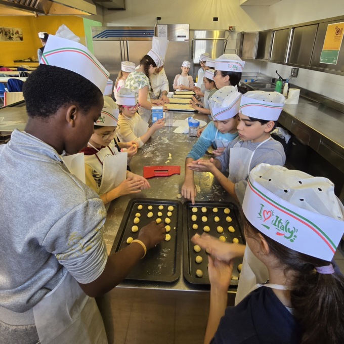 Nelle cucine didattiche di Confcommercio Varese le classi della primaria Marconi sperimentano un laboratorio educativo tra teoria e pratica, con il patrocinio e il sostegno del Comune