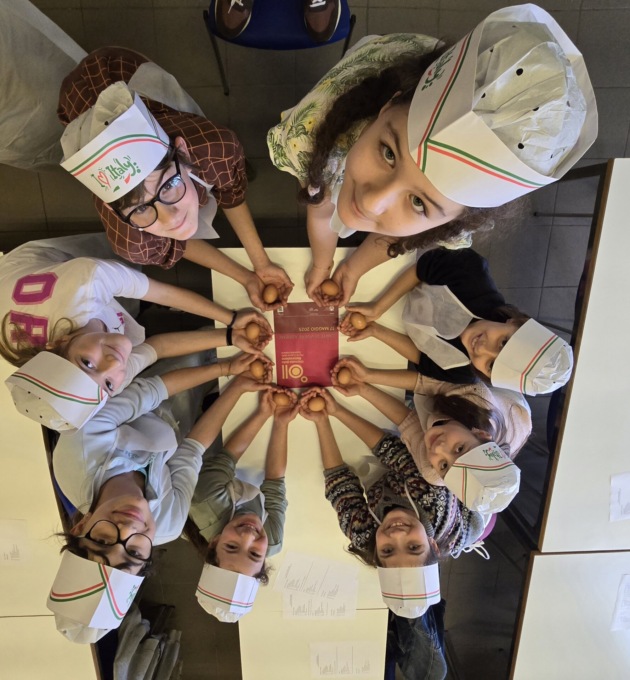 Nelle cucine didattiche di Confcommercio Varese le classi della primaria Marconi sperimentano un laboratorio educativo tra teoria e pratica, con il patrocinio e il sostegno del Comune