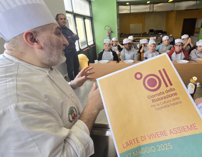 Nelle cucine didattiche di Confcommercio Varese le classi della primaria Marconi sperimentano un laboratorio educativo tra teoria e pratica, con il patrocinio e il sostegno del Comune