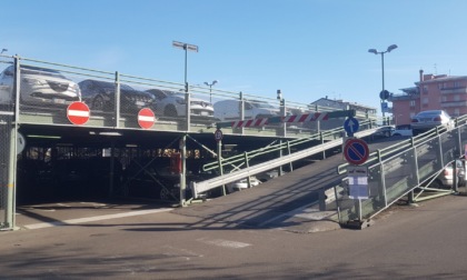 Il parcheggio multipiano alle Poste chiuso dopo l'incendio