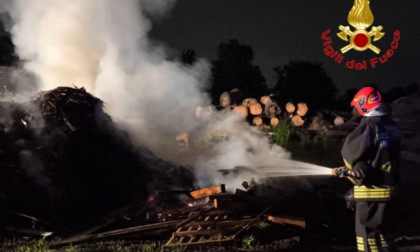 Incendio nella notte in via Giotto