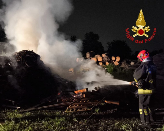 Incendio nella notte in via Giotto
