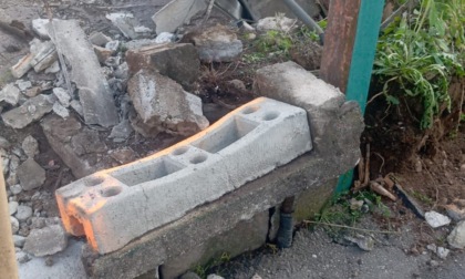 Scavatore colpisce il tubo del gas: intervengono i Vigili del Fuoco