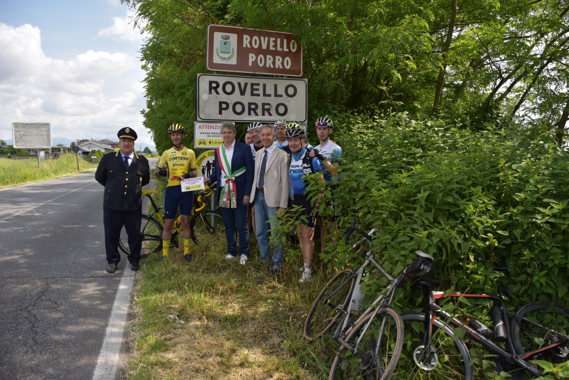 Rovello Porro inaugurazione cartello salva-ciclisti 2
