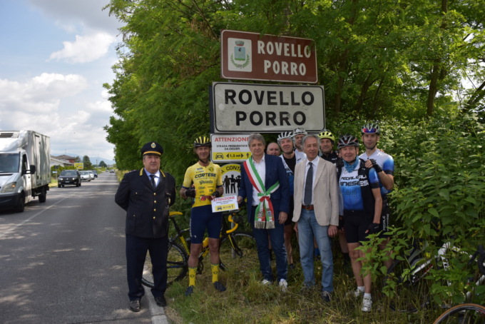 L’inaugurazione del cartello a tutela dei ciclisti