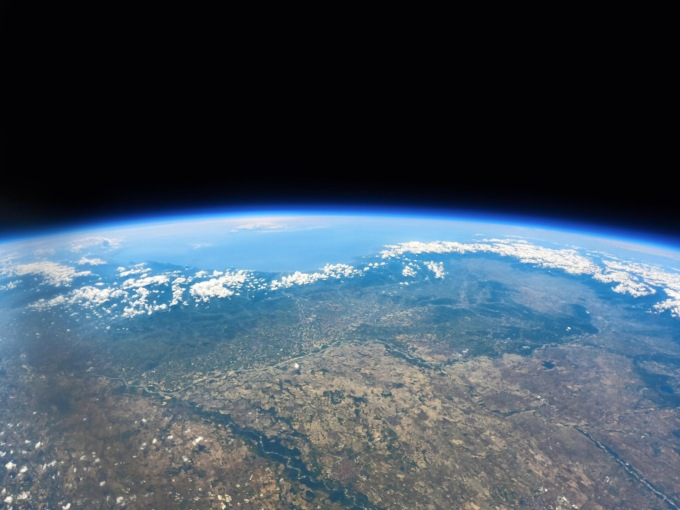 Il pallone-sonda recuperato nelle campagne del comune di Corbetta