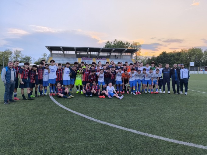 I  giovani calciatori della Caronnese in campo contro Inter Academy Georgia
