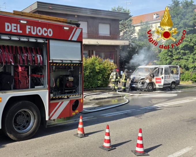 Furgone in fiamme a saronno