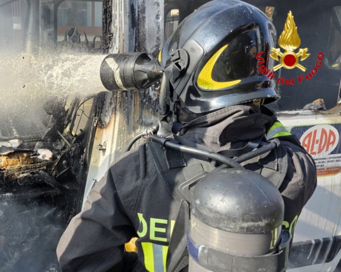 Furgone in fiamme a saronno