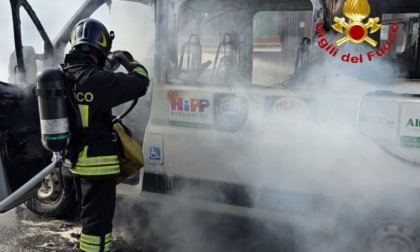 Furgone in fiamme, spento dai Vigili del Fuoco