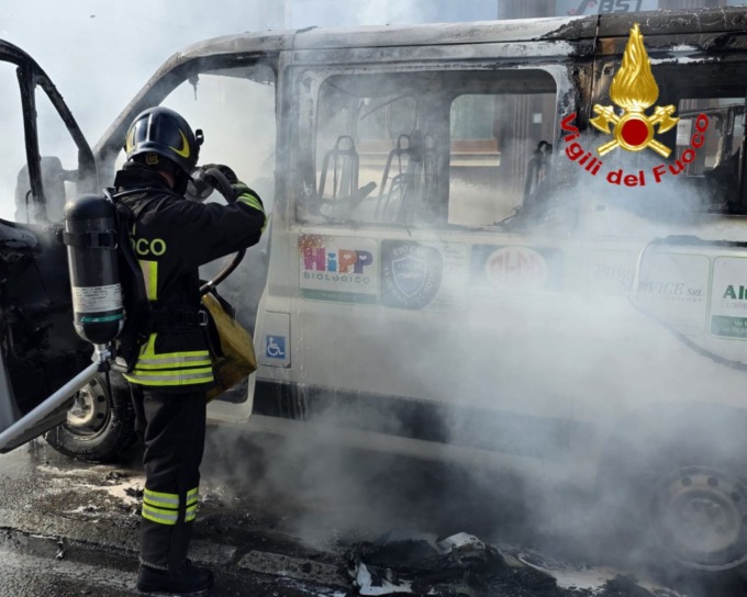 Furgone in fiamme, spento dai Vigili del Fuoco