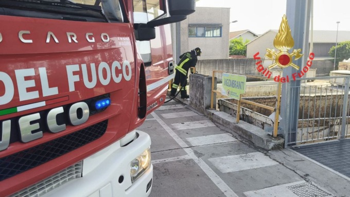 Container in fiamme nella discarica comunale