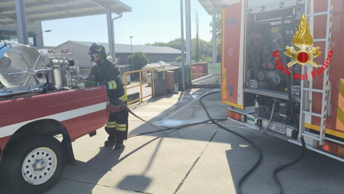 container in fiamme discarica cogliate