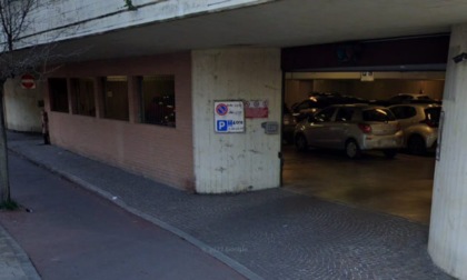 Svuotano gli estintori del parcheggio sotto l'oratorio: ragazzini multati