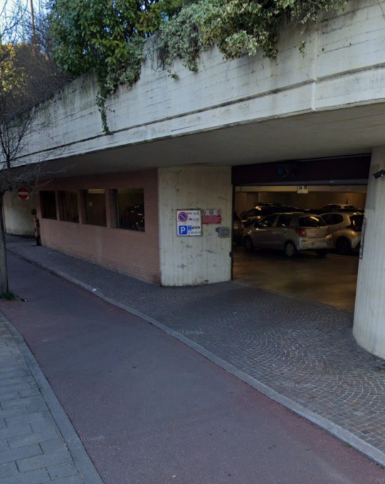 Svuotano gli estintori del parcheggio sotto l’oratorio: ragazzini multati