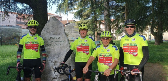 Cinque amici pronti a partire come pellegrini unendo Avis, bicicletta e fede