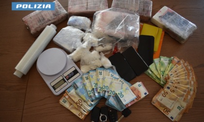 Sette chili di cocaina in auto e 30mila euro in casa: arrestato 31enne marocchino
