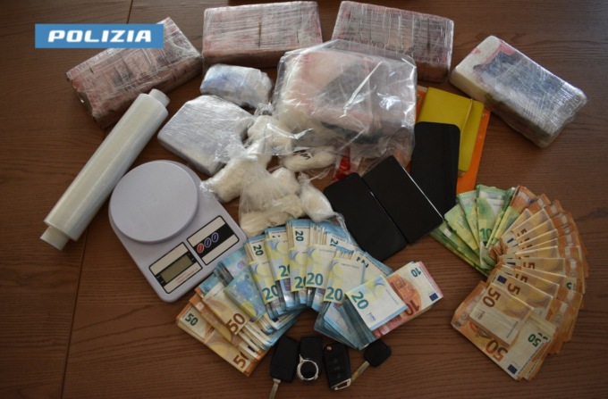 Sette chili di cocaina in auto e 30mila euro in casa: arrestato 31enne marocchino