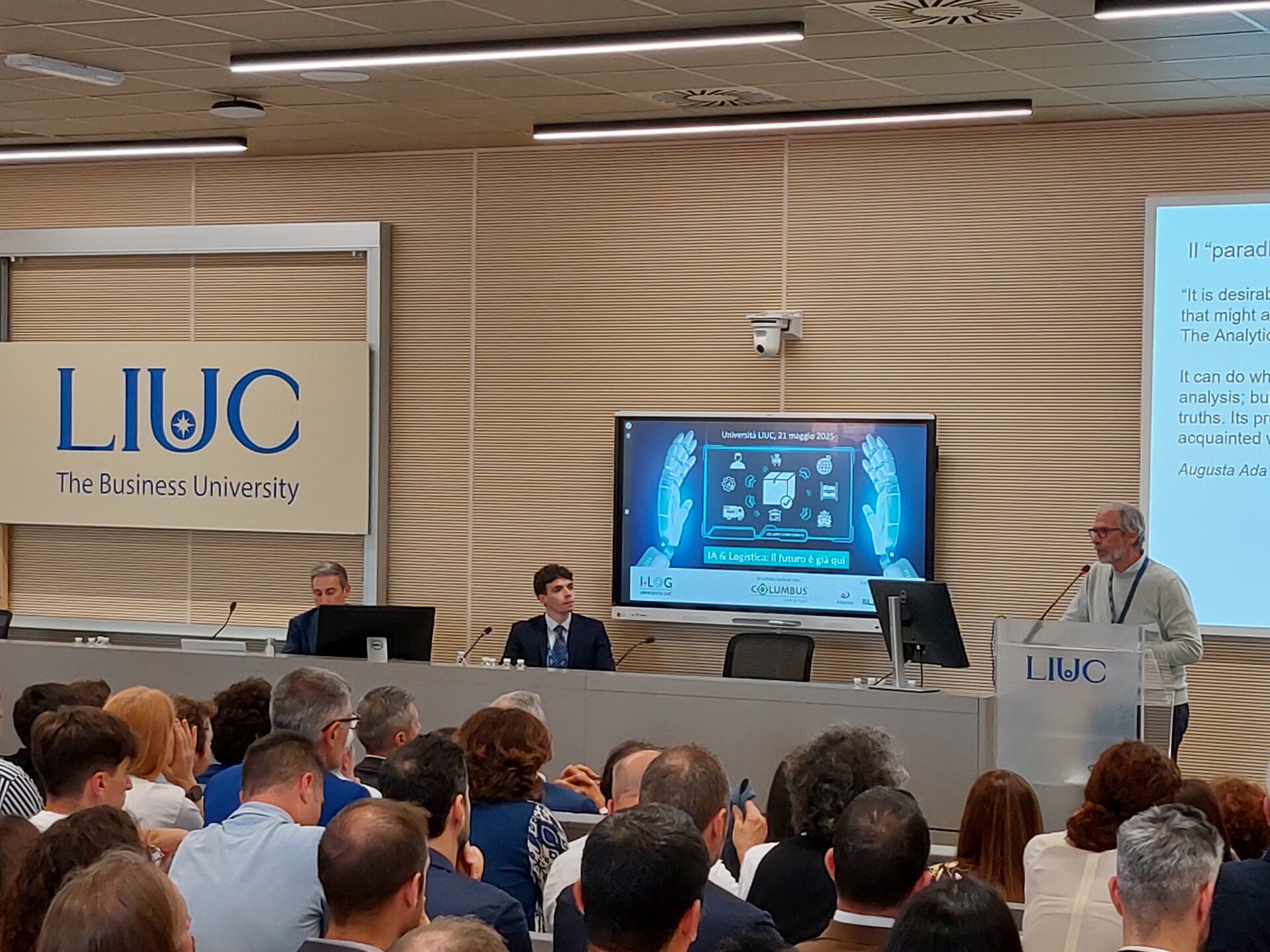 in cattedra il prof Fabrizio Dallari e Nicolò Trifone mentre parla il prof Luca Mari