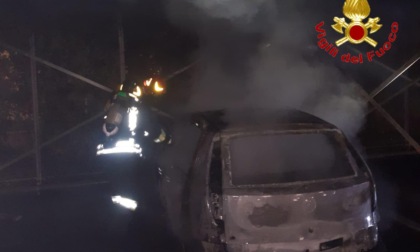 A fuoco un'autovettura: intervengono i Vigili del fuoco