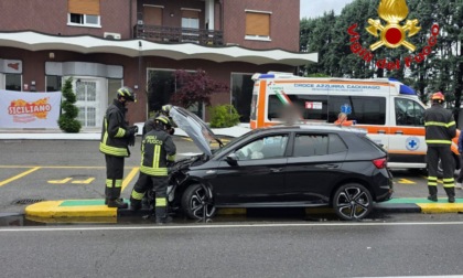 Incidente fra due auto: coinvolte cinque persone