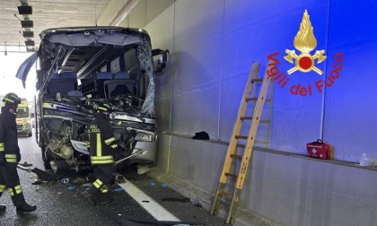 Scontro tra il bus di una scolaresca e un camion: morta una donna