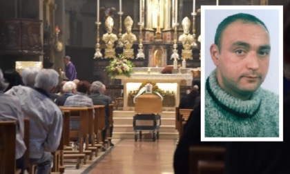 Grande commozione per l'addio a Sebastian Monguzzi: "Ora sei insieme al tuo amato figlio"