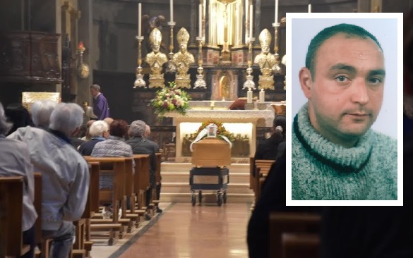 Grande commozione per l’addio a Sebastian Monguzzi: “Ora sei insieme al tuo amato figlio”