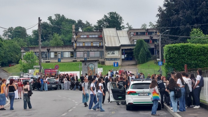Don Milani chiuso “a sorpresa” per l’ultimo giorno: studenti in protesta