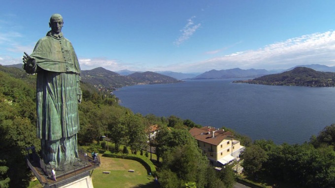 Spettacolare concerto ai piedi della statua del San Carlone