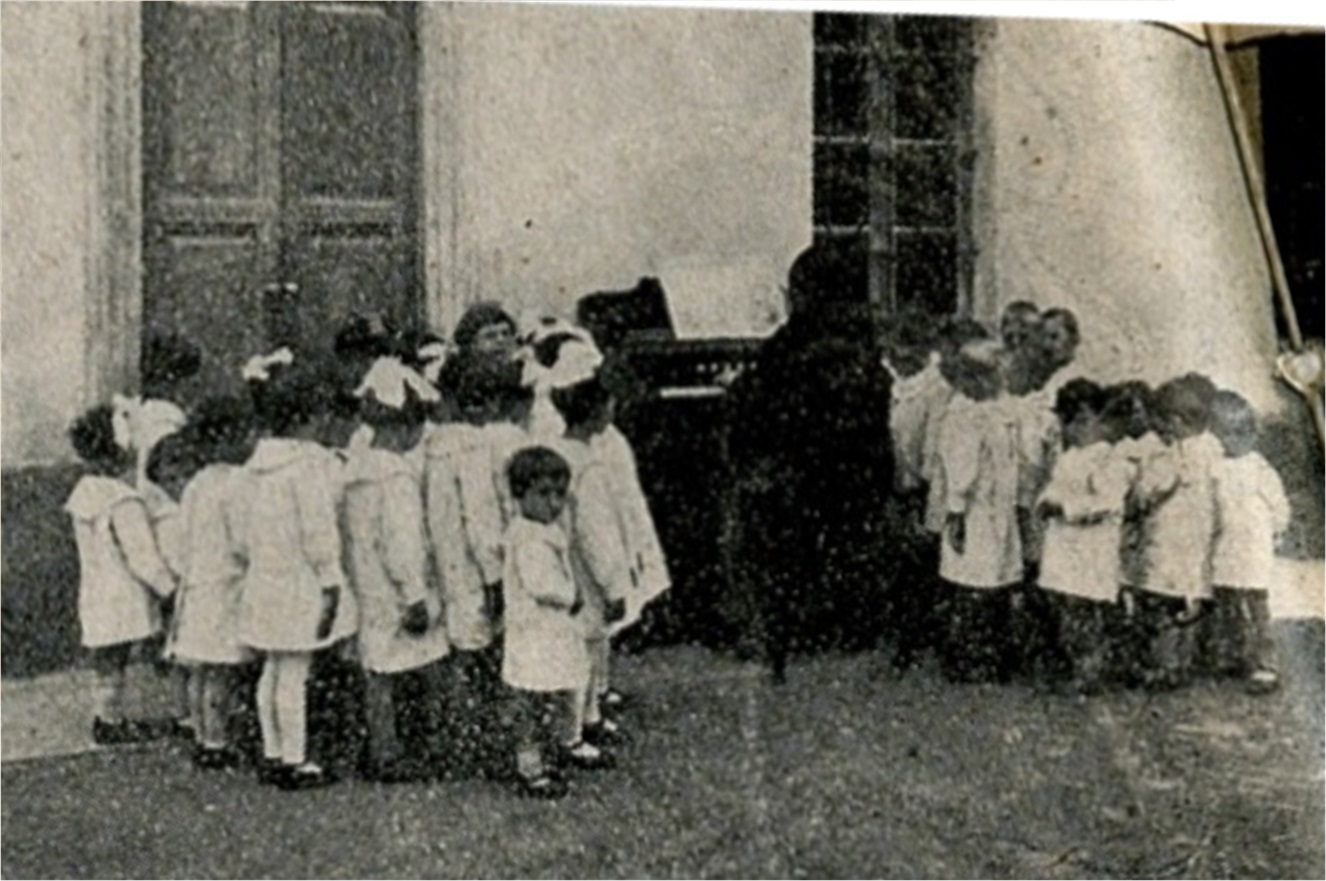 Asilo con suore Misericordine con pianoforte