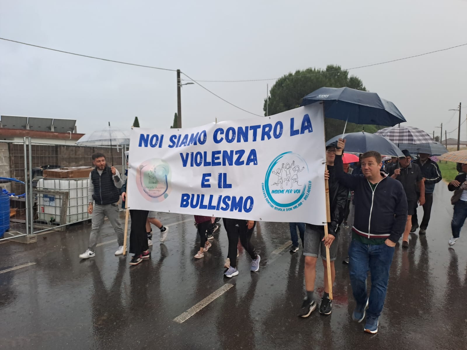 Cairate fiaccolato contro violenza