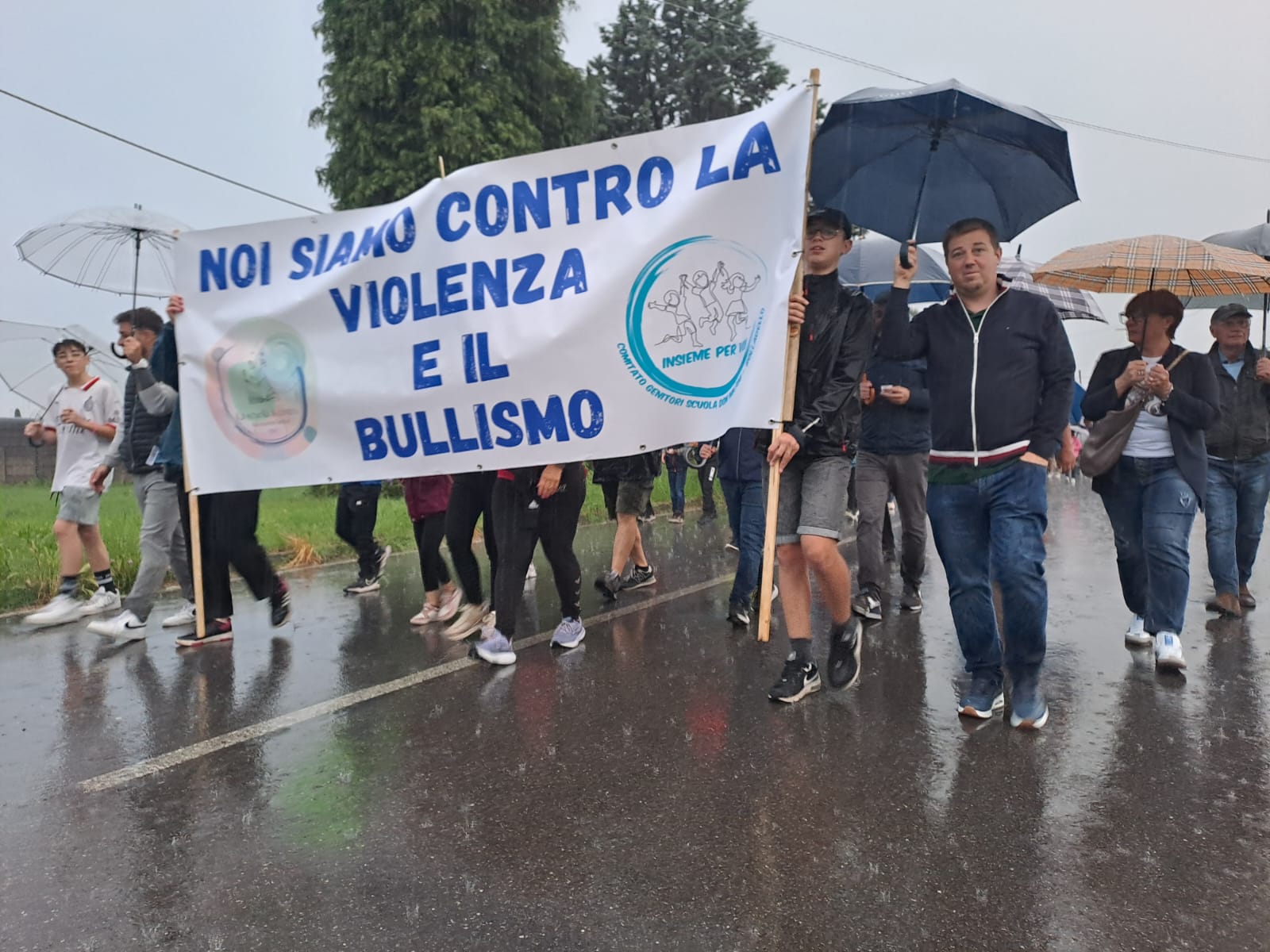 Cairate fiaccolato contro violenza2