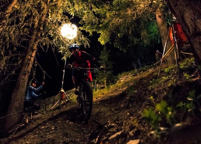 Spettacolo sotto le stelle: La Thuile ospita la tappa notturna della Coppa del Mondo di Enduro
