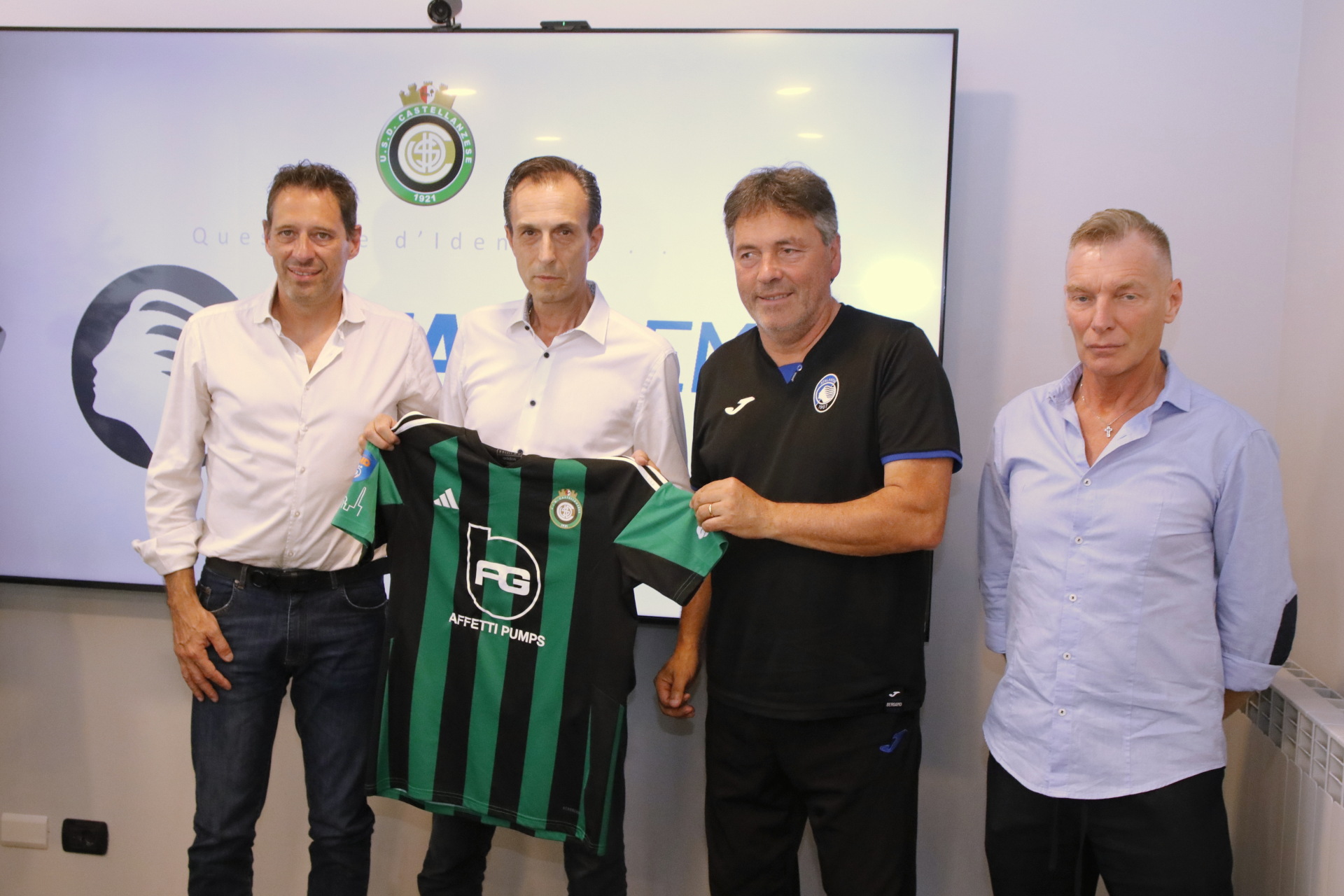 Il Presidente della Castellanzese Alberto Affetti assieme Maurizio Marchesini, Stefano Bonaccorso e Alberto Beretta con la maglia della Castellanzese