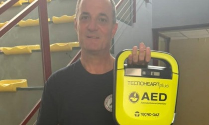 Grazie agli alpini donato un nuovo defibrillatore alle scuole medie