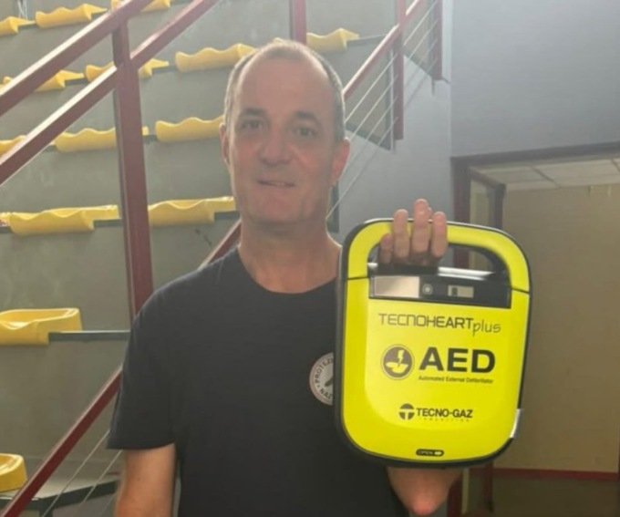 Grazie agli alpini donato un nuovo defibrillatore alle scuole medie