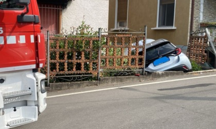 Perde il controllo dell'auto e sfonda il cancello di una villetta