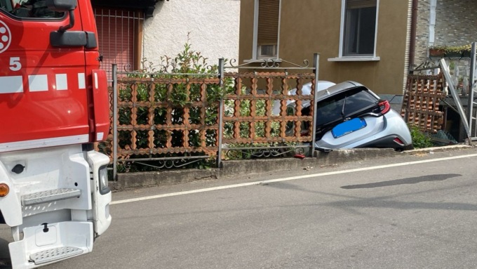 Perde il controllo dell’auto e sfonda il cancello di una villetta