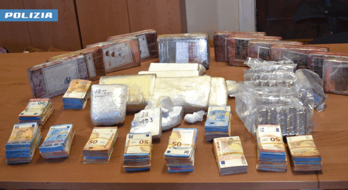 Contrasto allo spaccio: sequestrati oltre 20 chili di droga e 100mila euro