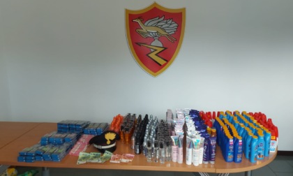 Inseguiti per 40 chilometri dalla Polizia: in auto decine di cosmetici rubati