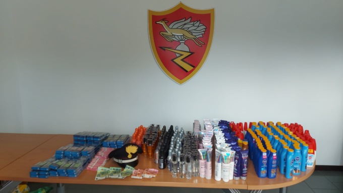 Inseguiti per 40 chilometri dalla Polizia: in auto decine di cosmetici rubati