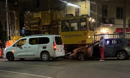 Barriere alzate, incidente sui binari fra auto e il mezzo di FerrovieNord