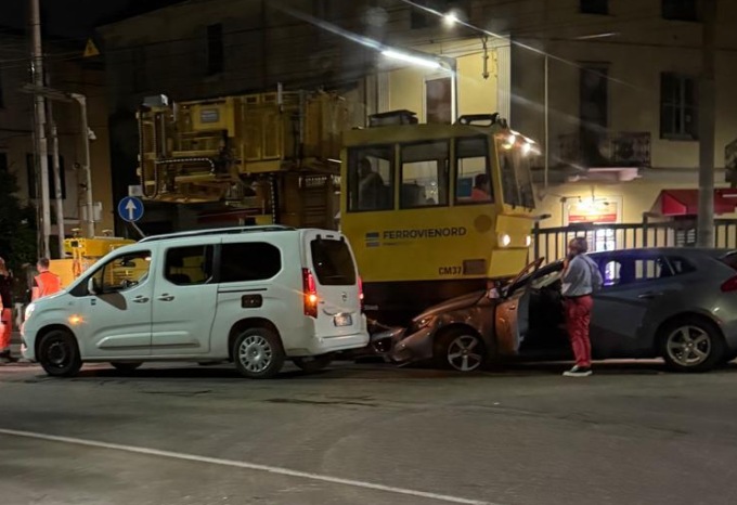 Barriere alzate, incidente sui binari fra auto e il mezzo di FerrovieNord