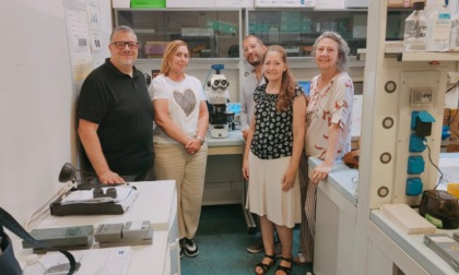 Un dono per la vita: da Vivere a Colori un microscopio all'Umberto I di Roma