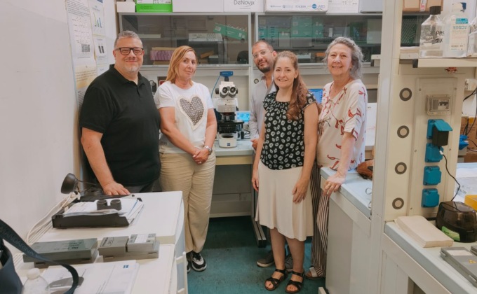 Un dono per la vita: da Vivere a Colori un microscopio all’Umberto I di Roma