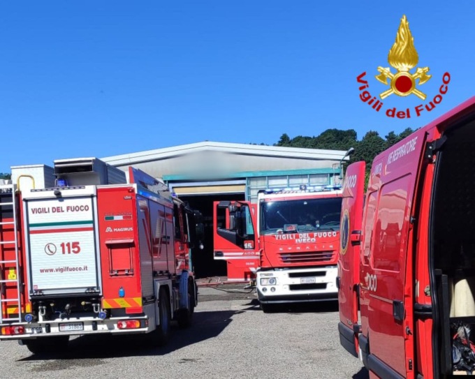 Incendio in una ditta ferita una persona